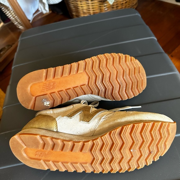 NB 520 Woman’s size 10 sneakers - Picture 2 of 9